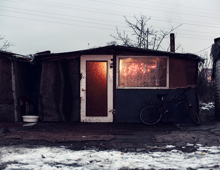 Romskie baraki powstają zazwyczaj w ciągu jednego dnia; z cyklu "Stigma", fot. Adam Lach, Napo Images